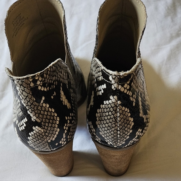 Vince Camuto Famhida Ankle Boots Bootie Womens Sz 8.5M/39 Faux Snakeskin Leather - Picture 4 of 6